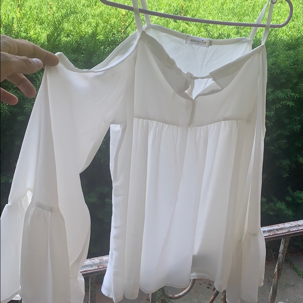 Open shoulder flow top